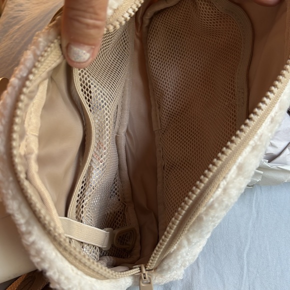 Lole Beige Fleece Belt Bag - NWT shoulder bag - Picture 9 of 9